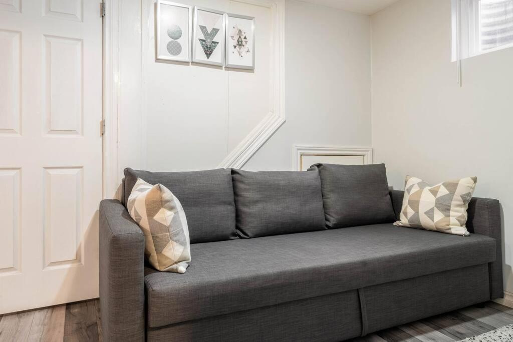 Cozy Nest Basement Unit Apartment Hamilton Exterior photo